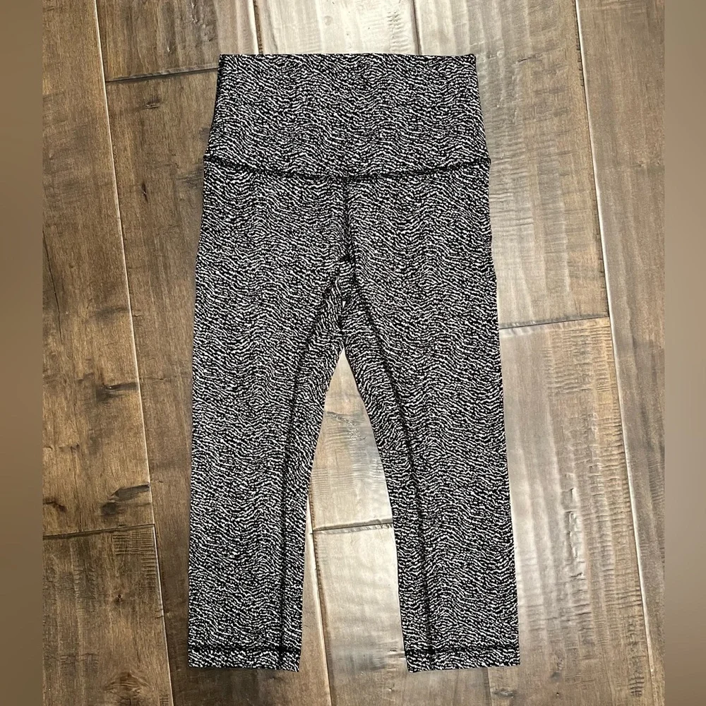 Lululemon Cropped Leggings Size 6‎ black/white design thicker material